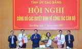 Những cán bộ được luân chuyển, bổ nhiệm nhận hoa chúc mừng .Ảnh: CB