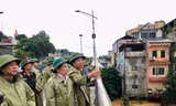 Phó Thủ tướng Hồ Đức Phớc (giữa) kiểm tra một số địa điểm ngập lụt tại thành phố Cao Bằng. (ảnh: V.T)