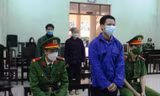 Bị cáo Đặng Tuấn Trường (đứng, giữa) ra tòa lĩnh án -Ảnh: TL