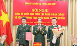 Lãnh đạo Đảng bộ Ban Chỉ huy Bộ đội Biên phòng nhận quyết định, hoa chúc mừng của Chính ủy Bộ CHQS tỉnh Lạng Sơn. Ảnh: D.N