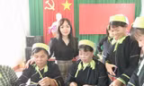 Học nghề thêu thổ cẩm. Ảnh: Duy Chiến