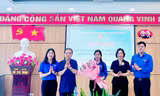 Tặng hoa chúc mừng chị Nông Thị Nhung.