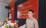 Học viên cơ sở cai nghiện hào hứng tham gia lớp dạy nghề chăn nuôi lợn .Ảnh: Duy Chiến 