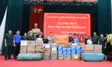 Ban Thanh niên Quân đội tặng quà cho nhân dân tỉnh Thái Nguyên. (ảnh: Giang Nam)