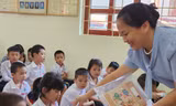 Trẻ em Lạng Sơn vui mừng nhận quà của Bí thư Thành ủy Lạng Sơn. Ảnh: Duy Chiến