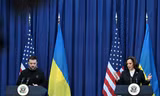 Phó Tổng thống Mỹ Kamala Harris trong cuộc gặp Tổng thống Ukraine Volodymir Zelensky ngày 17/2 tại Đức. (Ảnh: Reuters)