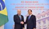 Bộ trưởng Ngoại giao Bùi Thanh Sơn và người đồng cấp Brazil Mauro Vieira trong cuộc gặp ngày 10/4. (Ảnh: Mofa)