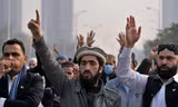 Các thành viên của nhóm Hồi giáo Talba Mahaz Pakistan tham gia cuộc biểu tình lên án cuộc tấn công của Iran vào tỉnh Balochistan ngày 18/1. (Ảnh: AP)