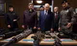 Tổng thống Nga Vladimir Putin và lãnh đạo Cộng hòa Chechnya Ramzan Kadyrov xem các loại vũ khí thu giữ được trong chiến dịch quân sự của Nga tại Ukraine ngày 20/8. (Ảnh: Sputnik)