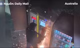 Đang cưa cây ATM trộm tiền thì bị phát hiện