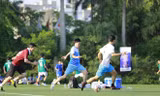 Các cầu thủ Tiền Phong tấn công dũng mãnh