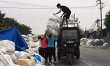 Phế liệu chất đống tại thủ phủ tái chế nhựa Minh Khai, huyện Văn Lâm, Hưng Yên
