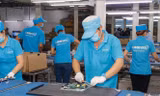 Công nhân Cty Asanzo lắp ráp tivi