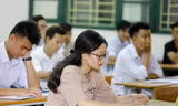 Thí sinh làm thủ tục dự thi chiều nay. Ảnh: Như Ý