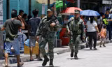 Binh lính Philippines được huy động xuống phố trong ngày tổng tuyển cử. ̣(Ảnh: Reuters)