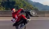 Khởi tố quái xế mặc quần áo ông già Noel bốc đầu xe máy