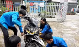 Đoàn viên thanh niên rửa xe gây quỹ tặng quà trung thu cho trẻ em khuyết tật