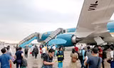 Thay vì tranh thủ nhu cầu người dân đi lại tăng cao dịp Tết để tăng giá vé, năm nay các hãng hàng không tung hàng loạt khuyến mại vé giá rẻ đúng dịp cao điểm.
