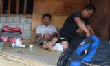 Kiểm tra bên trong lán trại của lâm tặc.
