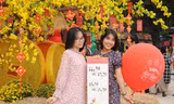 Teen Sài Gòn đón Tết sớm: Tưng bừng trò chơi dân gian, diện áo dài đi phố ông Đồ