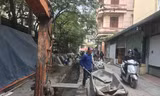 Đào bới khắp nơi để làm lại đường không quây chắn là nguyên nhân gây ô nhiễm nặng ở Hà Nội Ảnh: Q.T