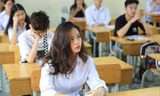 Thí sinh đến làm thủ tục đăng ký dự thi tại điểm thi trường THPT Hoàng Văn Thụ, Hoàng Mai, Hà Nội chiều 24/6 Ảnh: Như Ý 