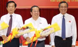 Ông Mai Văn Huỳnh (giữa) người vừa được bầu lảm Chủ tịch UBND huyện Phú Quốc. 