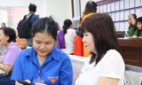 TP. HCM: Sinh viên tình nguyện hăng hái hỗ trợ người dân làm thủ tục hành chính 