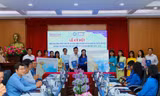 Đội hình sinh viên thực tập trường ĐH Sư phạm TP. HCM hỗ trợ xã đảo Thạnh An trong Tháng Thanh niên