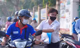 Những hình ảnh đẹp của sinh viên tình nguyện ‘Tiếp sức mùa thi’ trong ngày thi thứ hai