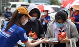 Tình nguyện viên ‘đội nắng’ hỗ trợ thí sinh tại điểm thi