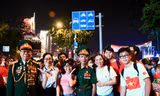 Bạn trẻ thao thức cả đêm chờ đến giờ diễu binh, diễu hành chào mừng 50 năm Ngày Giải phóng miền Nam, thống nhất đất nước