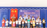 Báo Tiền Phong và Tổng Công ty Điện lực miền Nam trao học bổng cho các em học sinh Bình Phước 