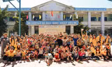 Sinh viên tình nguyện mang ‘Xuân yêu thương’ về với các em nhỏ Tánh Linh