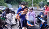 Những khoảnh khắc đẹp của các sĩ tử và sinh viên tình nguyện 'Tiếp sức mùa thi' TP. HCM 