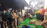 Đầu năm, chợ hải sản Xóm Lưới TP. Vũng Tàu đông nghịt bạn trẻ tìm về