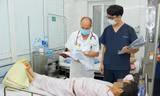 PGS.TS Đỗ Duy Cường khám cho bệnh nhân mắc viêm gan B