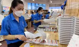 Công nhân mong sớm được hỗ trợ tiền thuê nhà trọ (ảnh sản xuất tại Công ty In số 7, quận Bình Tân). Ảnh: U.P