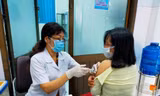 Tiêm vắc xin phòng COVID-19 cho người dân. Ảnh: Long Phạm