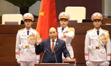 Chủ tịch nước Nguyễn Xuân Phúc thực hiện nghi thức tuyên thệ nhậm chức. Ảnh: Như Ý
