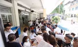 Phụ huynh chen lấn, xếp hàng mua hồ sơ tuyển sinh lớp 10 cho con tại Hà Nội năm 2023. Ảnh: Trọng Tài