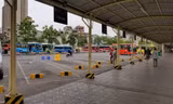 Doanh nghiệp vận tải hành khành tại bến xe gặp nhiều khó khăn vì không có khách. Ảnh: Hữu Việt