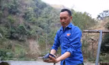 Anh Hờ A Sử bên trại cá