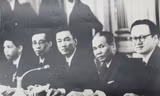 Bộ trưởng Xuân Thủy (thứ 2 phải sang) và đại sứ Hà Văn Lâu (thứ 3) tại Hội nghị Paris. Ảnh: T.L
