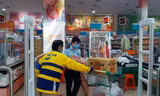 Shipper “đi chợ hộ” tại siêu thị. Ảnh: U.P