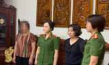 Lực lượng chức năng tiến hành đọc lệnh khởi tố bị can. Ảnh: H.M