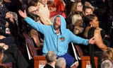 Sự thật về bộ trang phục không giống ai của Adam Sandler tại đêm Oscar 2025
