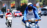 Người dân oằn mình mưu sinh dưới nắng nóng như 'rang'