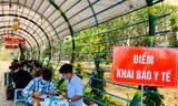 Sinh viên trường ĐH Sài Gòn phải khai báo y tế hằng ngày mới được đến trường. 