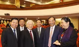 Tổng Bí thư Nguyễn Phú Trọng với các đại biểu dự Hội nghị Trung ương 7. (Ảnh: Trí Dũng/TTXVN)